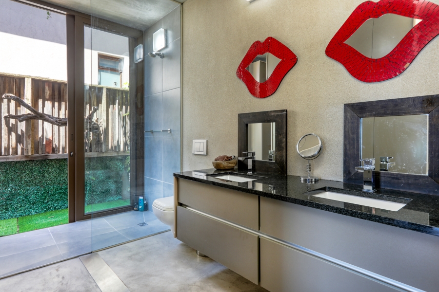 5 Bedroom Property for Sale in Green Point Western Cape